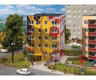 модель Faller 130800 P2-Style 5-Story High Rise Apartment. Набор для сборки (KIT) w/Carsten Kruse Graphics - 5-5/16 x 6-1/8 x 7-1/8"  13.5 x 15.6 x 18.1c  
