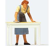 модель Preiser 28134 Домохозяйка вытирающая стол 
