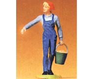 модель Preiser 47102 Country Folk: 1:25 -- Farmer's Wife In Overalls, Carrying Feed Pail  