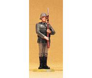 модель Preiser 56003 German Armed Forces Figures 1935-1945: Wehrmacht Honor Guard Standing: 1:25 -- Soldier Presenting Arms  