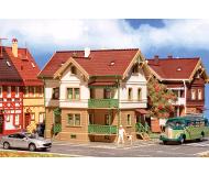 модель Vollmer 43639 2-Story House w/Balconies - Набор для сборки. -- White, Tan w/Green Balcony. Размер   13 x 9.5 x 11.5см.  